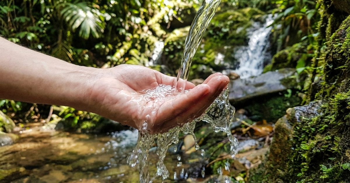 Sumber Air Su Dekat Artinya Apa Makna & Realita di Indonesia Timur (2026)